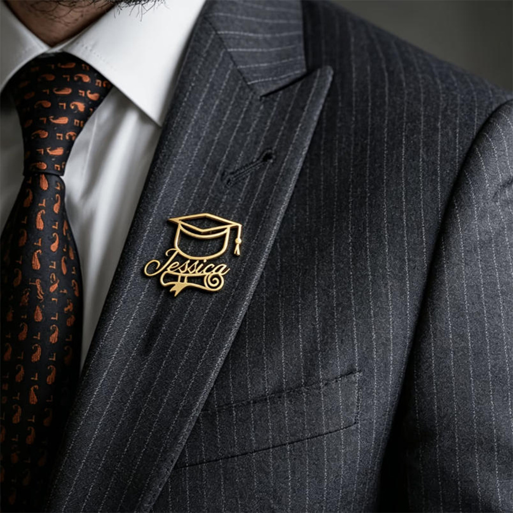Brooch Pin Gold - Personalisierte Abschlussfeier-Hutbrosche mit Namen für Männer