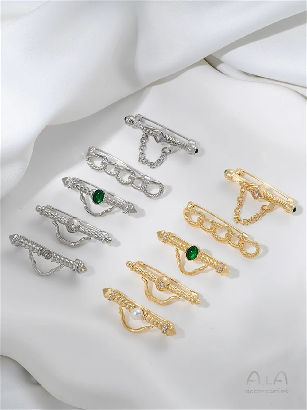 Brooch Pin Gold - 14K Goldfarbene, gravierte Brosche mit Zirkonia-Schlitz,