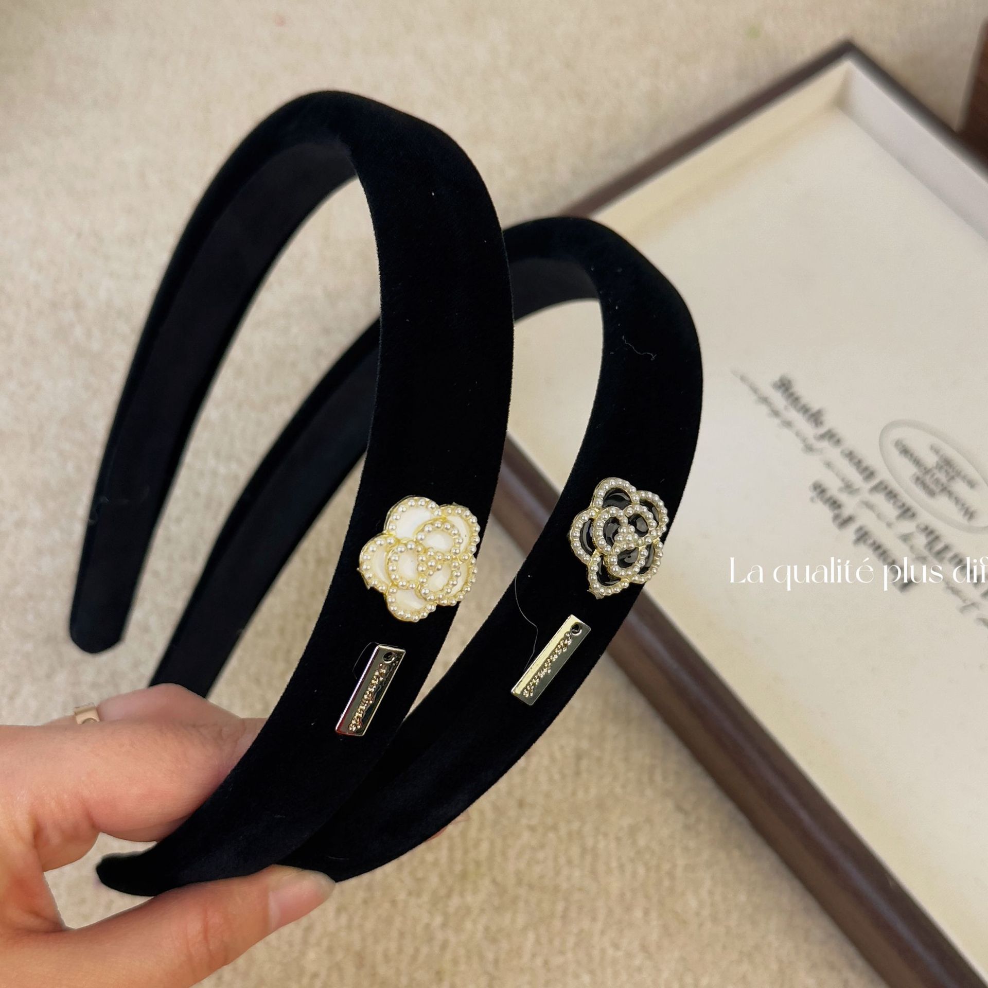 Women Accessories Logo - Schwarzer Samt Kamelie Logo Perle Haar