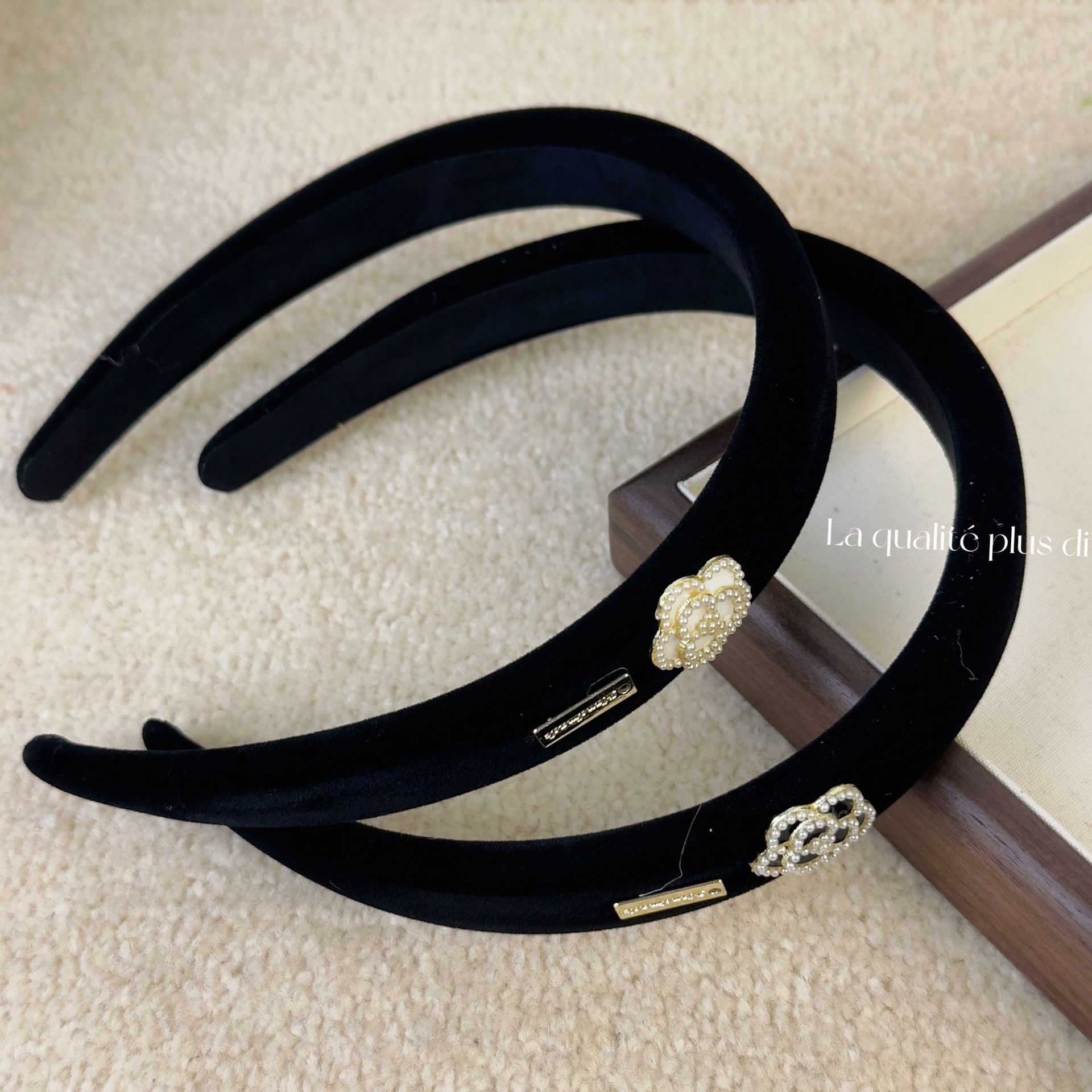 Schwarzer Samt Kamelie Logo Pe – Women Accessories Logo Bewertung und Preis