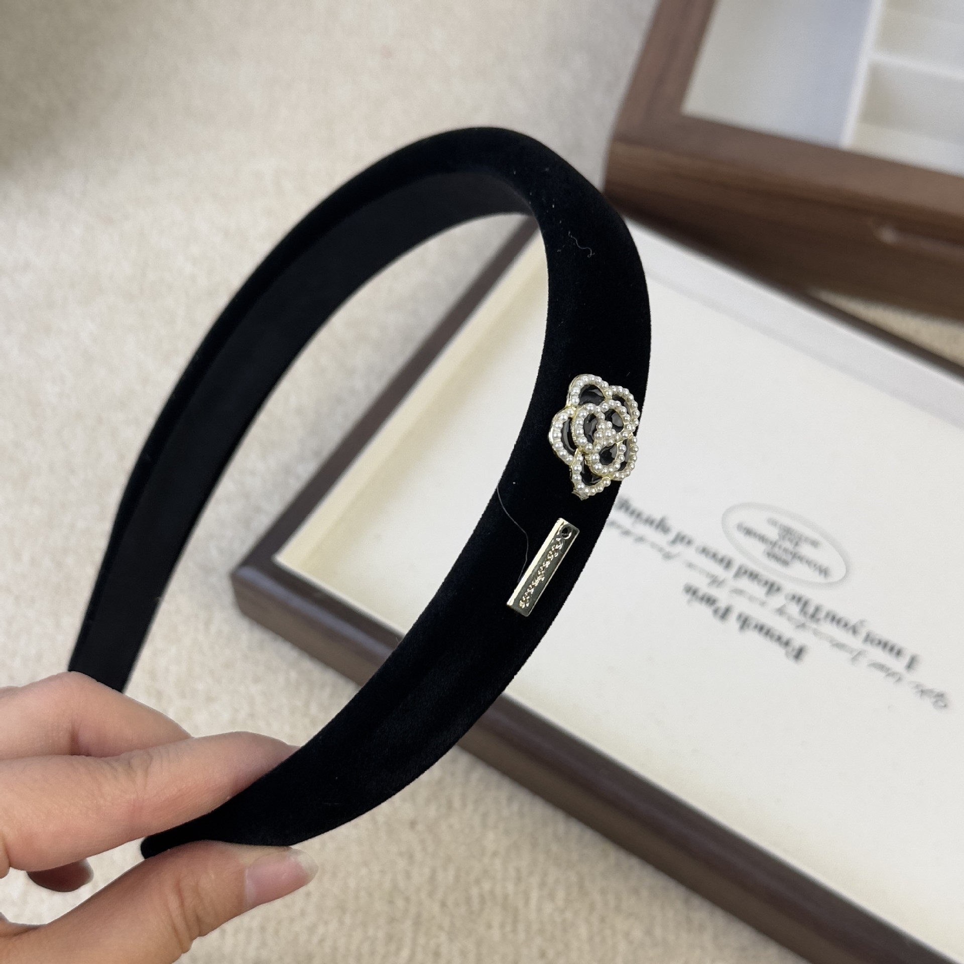 Schwarzer Samt Kamelie Logo Pe – Women Accessories Logo Bewertung und Preis