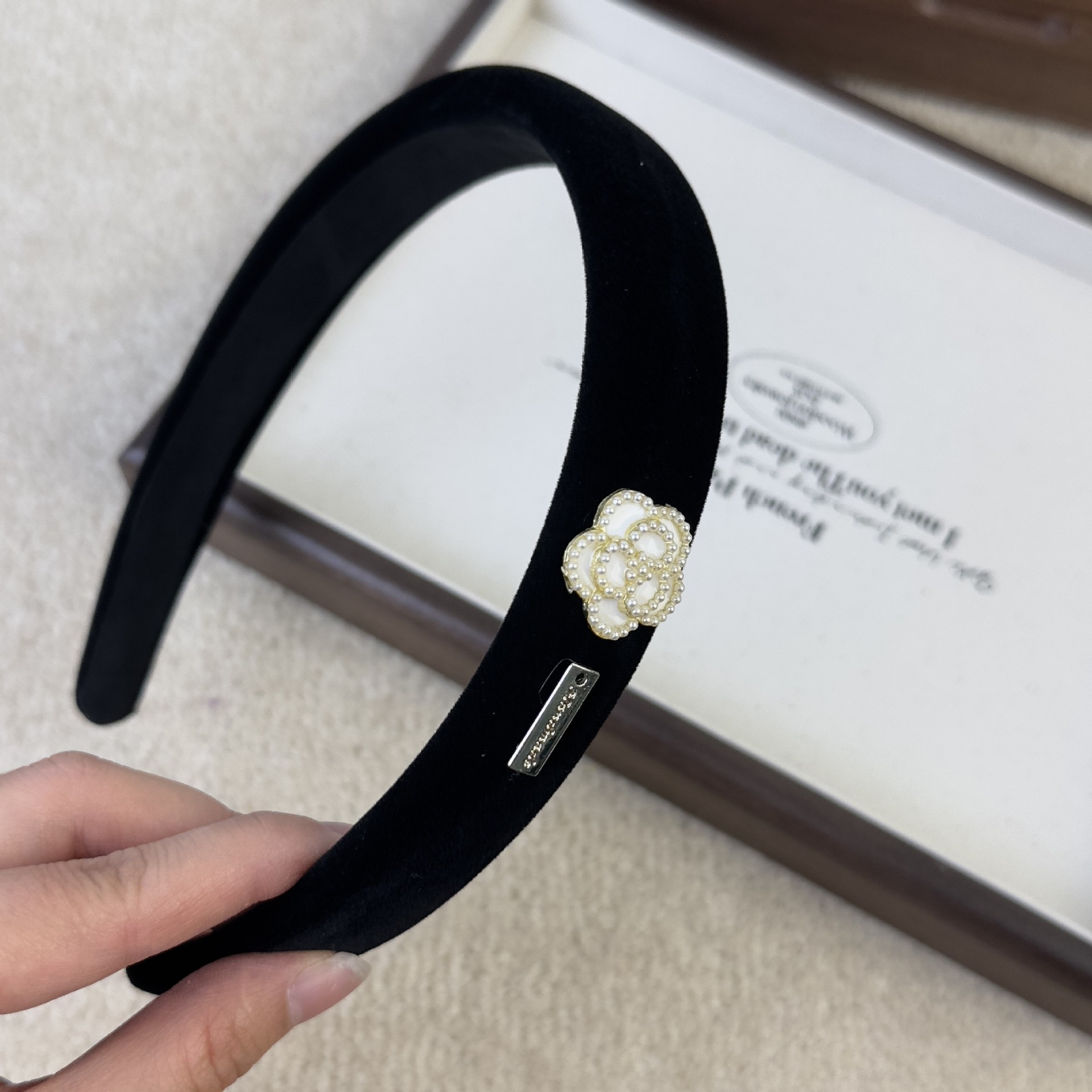 Schwarzer Samt Kamelie Logo Pe – Women Accessories Logo Bewertung und Preis